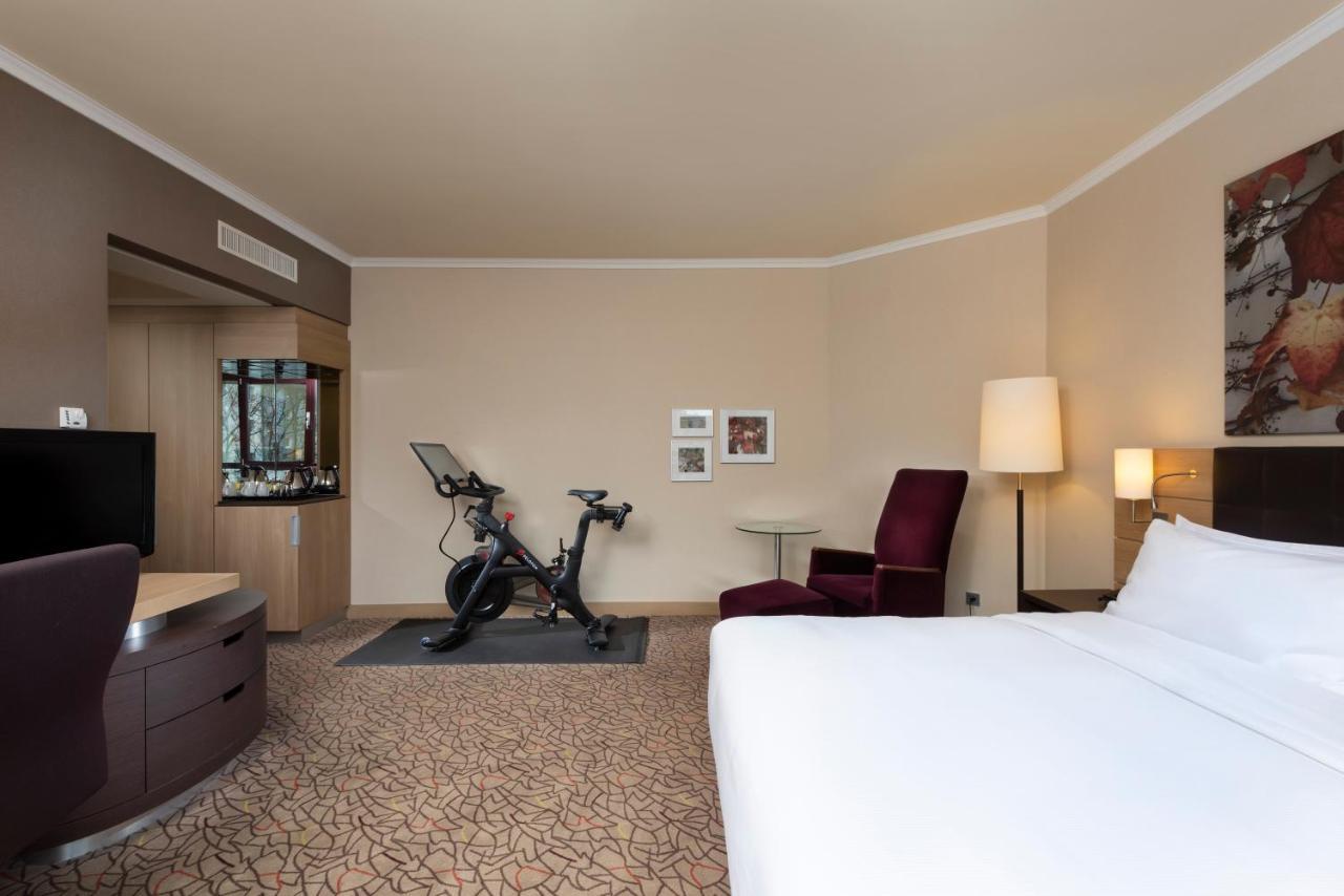 Gästezimmer mit Kingsizebett und Peloton Fahrrad